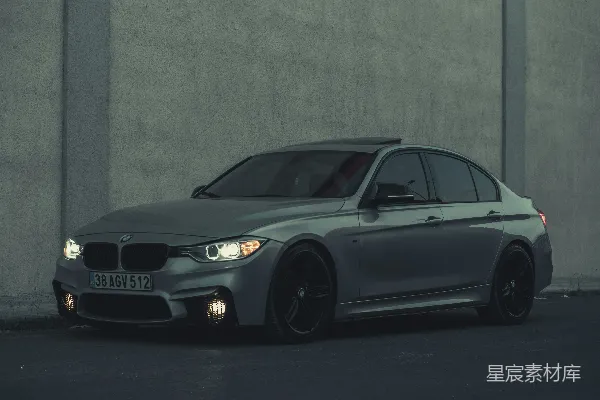 高清摄影 灰色BMW轿车停在灰色墙壁前