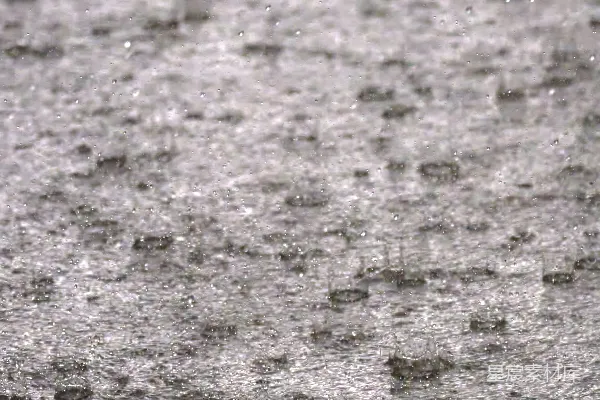 高清摄影 雨滴落在水面上的瞬间