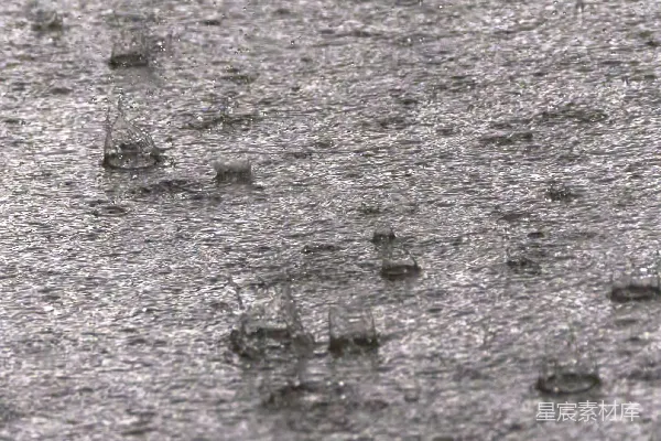 高清摄影 雨滴落在水面上的瞬间