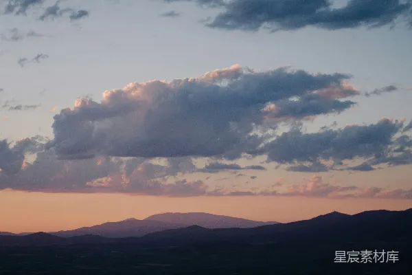 高清摄影 夕阳下的山脉与云层