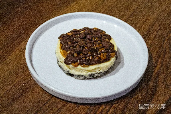 高清摄影 巧克力碎屑装饰的芝士蛋糕