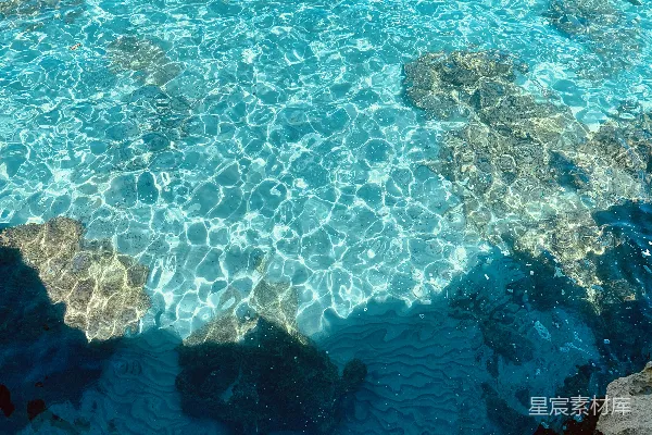 高清摄影 清澈海水与岩石的自然纹理