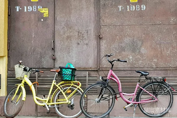高清摄影 城市中的彩色自行车