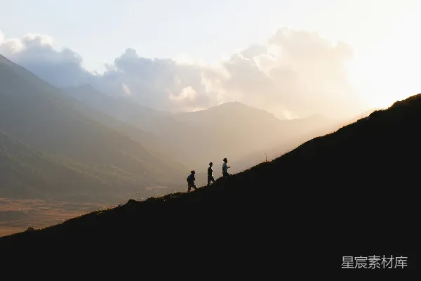 高清摄影 登山者在山间小道上