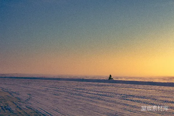 高清摄影 雪地上的孤独身影