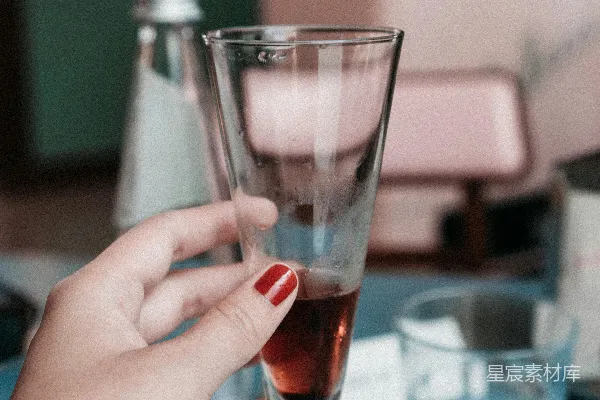 高清摄影 手持香槟杯的优雅瞬间