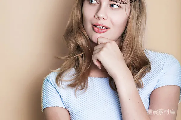 高清摄影 戴着蕾丝猫耳发箍的思考少女