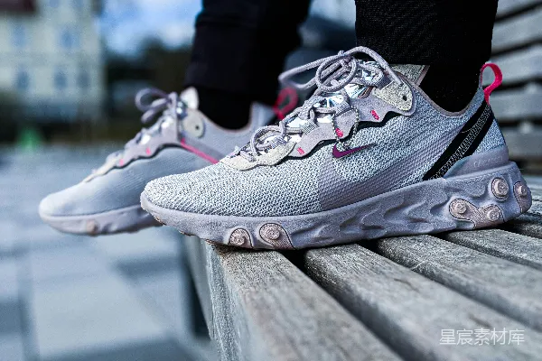 高清摄影 时尚运动鞋：Nike React Element 87