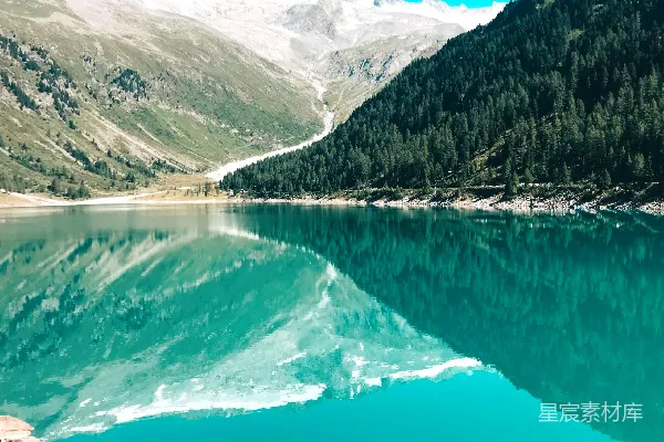 高清摄影 碧水蓝天下的阿尔卑斯山