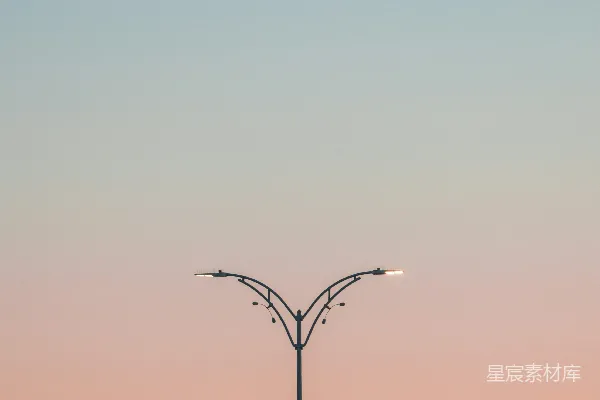 高清摄影 夕阳下的路灯剪影