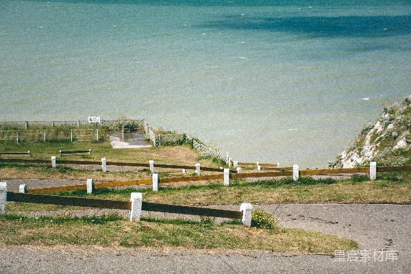 高清摄影 海岸边的木质栏杆与海景