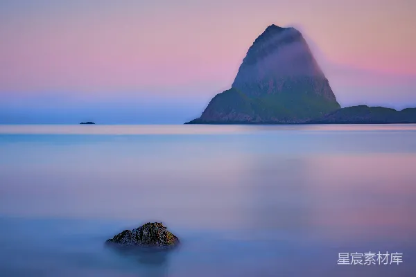 高清摄影 晨雾中的山岛