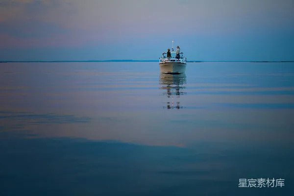 高清摄影 宁静湖面的船影