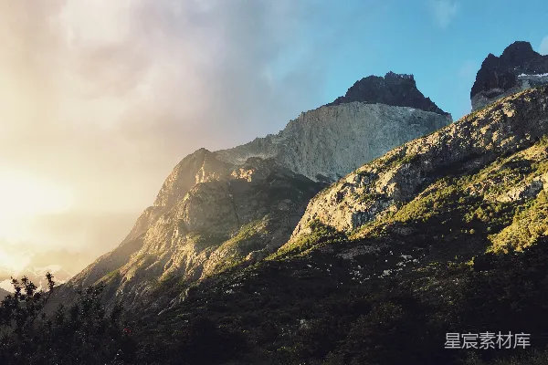 高清摄影 阳光下的山峰