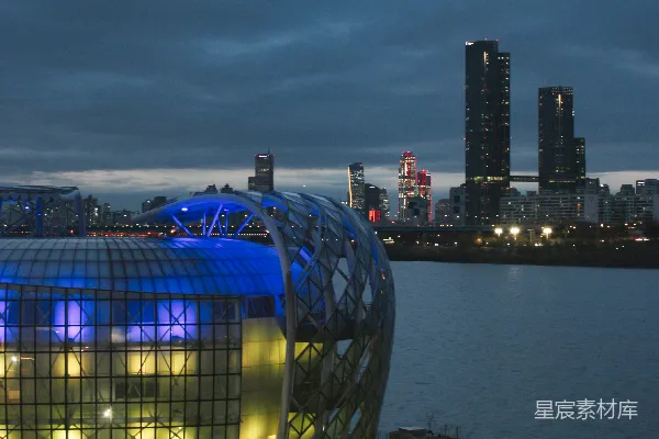 高清摄影 水边的现代建筑夜景