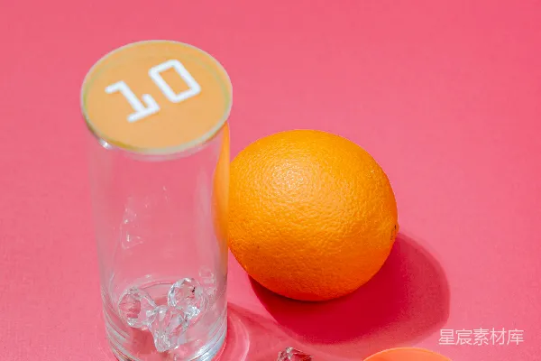 高清摄影 橙色的数字与透明玻璃杯