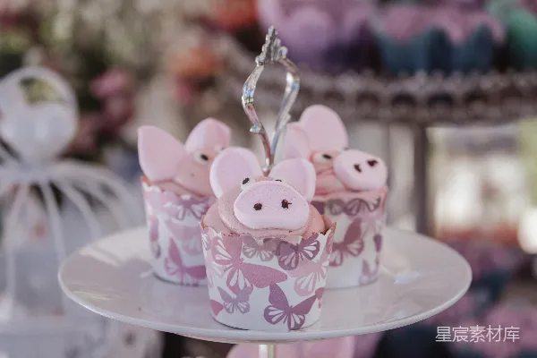 高清摄影 粉色猪主题纸杯蛋糕