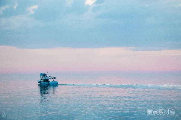 高清摄影 夕阳下的渔船