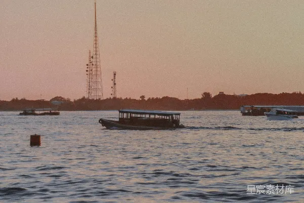 高清摄影 夕阳下的河流与船只