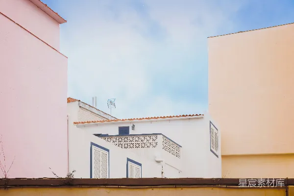 高清摄影 粉蓝屋顶的小镇角落