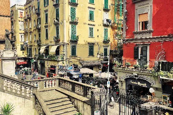 高清摄影 意大利街景：黄色建筑与红色房屋