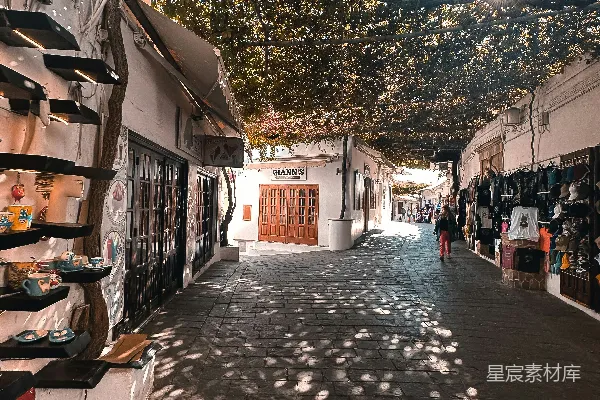 高清摄影 阳光下的小镇巷道