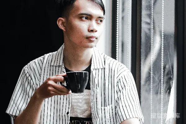 高清摄影 窗外沉思的咖啡时光