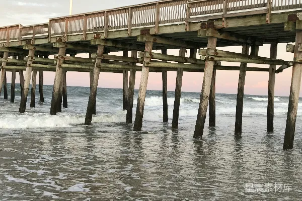 高清摄影 夕阳下的码头与海浪