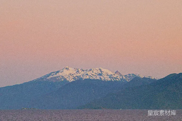 高清摄影 夕阳下的雪山与大海