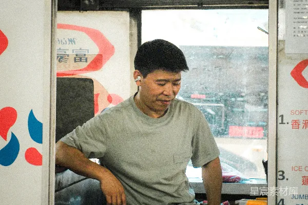 高清摄影 街头小吃摊的忙碌时刻