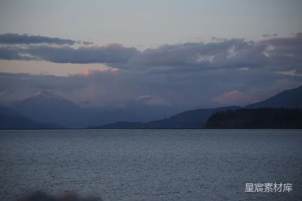 高清摄影 暮色中的宁静湖景