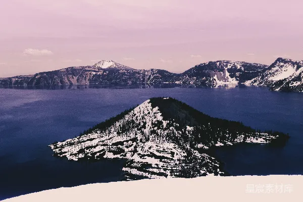 高清摄影 火山湖的宁静晨景