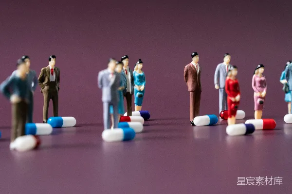 高清摄影 微缩人偶与药丸：社会的隐喻
