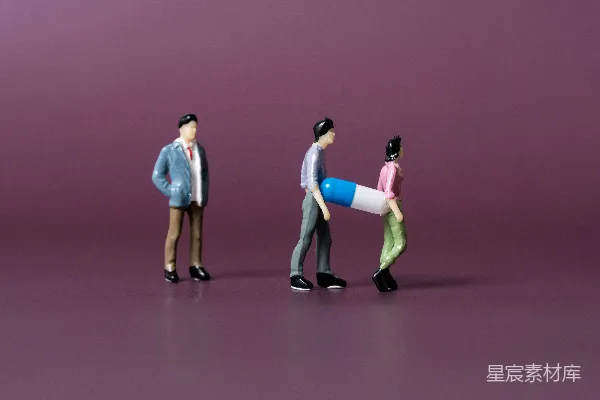 高清摄影 迷你人偶与药丸