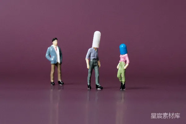 高清摄影 创意人物：胶囊头与普通人的对比