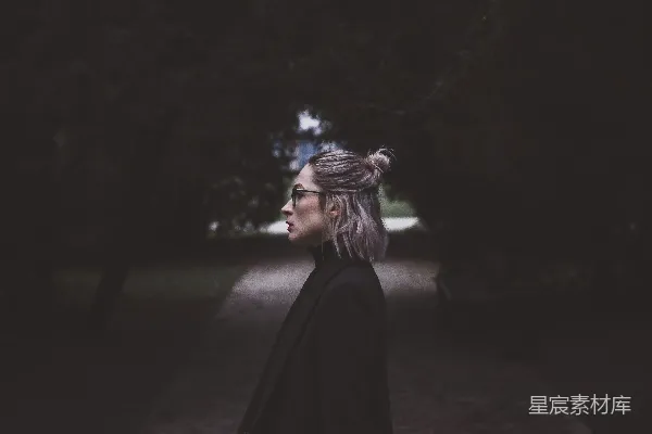 高清摄影 在雾中沉思的女性