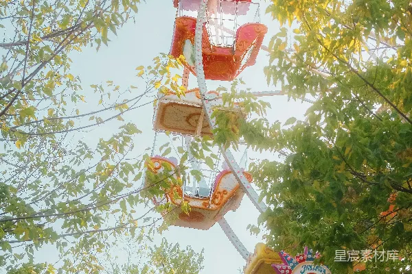 高清摄影 秋日游乐场的梦幻旋转