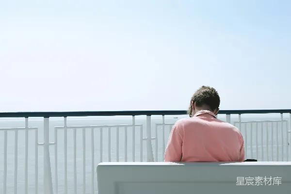 高清摄影 海边独坐的背影