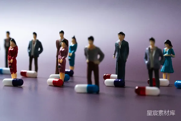 高清摄影 微型人物与药片的艺术摆拍