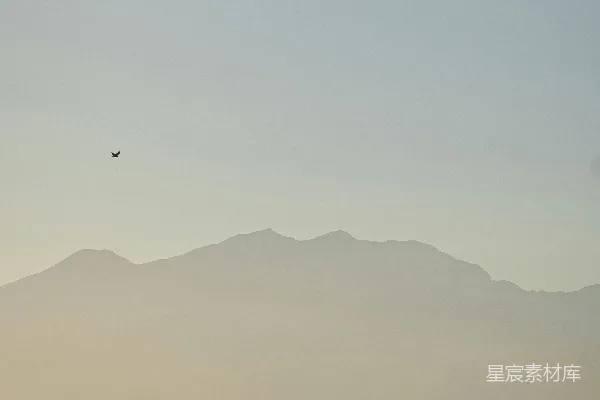 高清摄影 山峦与孤鸟