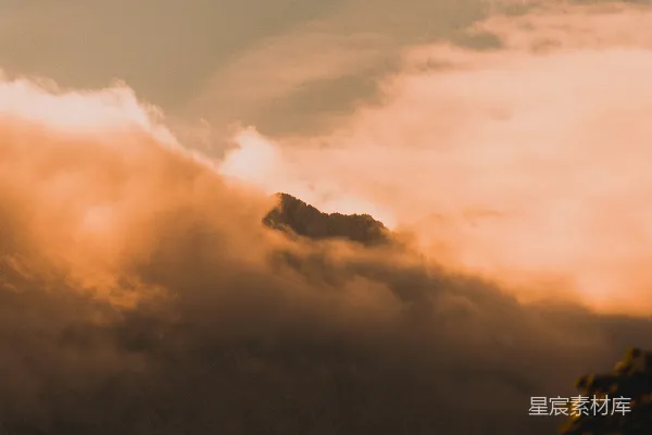 高清摄影 云海中的山峰