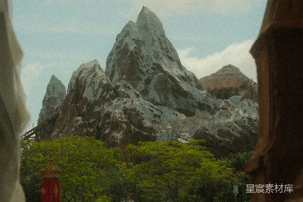 高清摄影 梦幻山峰下的户外剧场