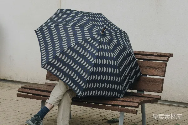 高清摄影 撑伞独坐的背影