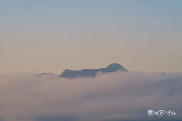 高清摄影 云雾缭绕的山顶