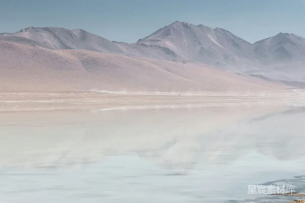 高清摄影 高原上的宁静湖景