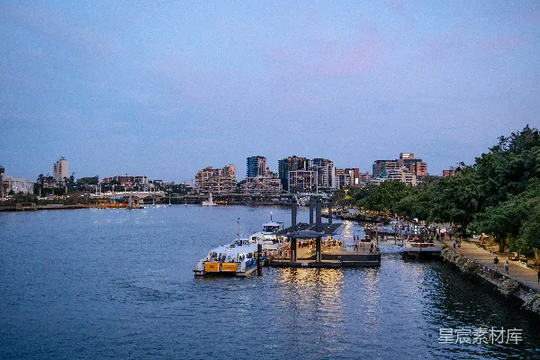 高清摄影 黄昏时分的城市河畔景色