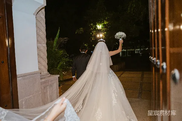 高清摄影 新人夜晚婚礼场景