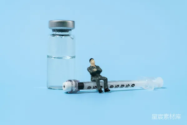 高清摄影 疫苗与小人玩偶