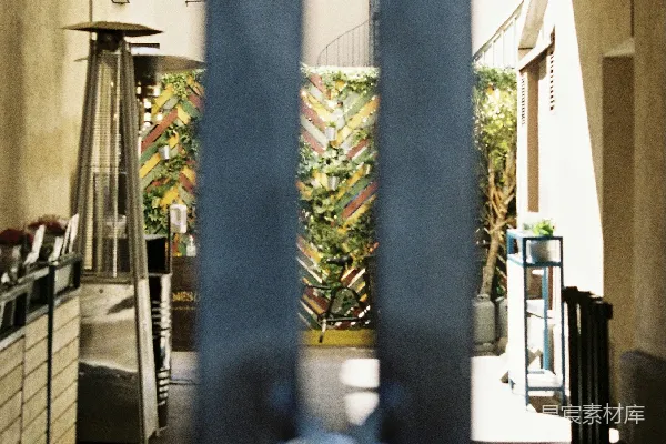 高清摄影 透过铁栏看庭院