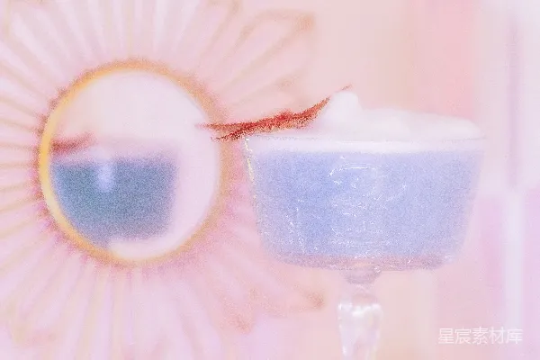 高清摄影 梦幻粉色桌布上的复古玻璃杯